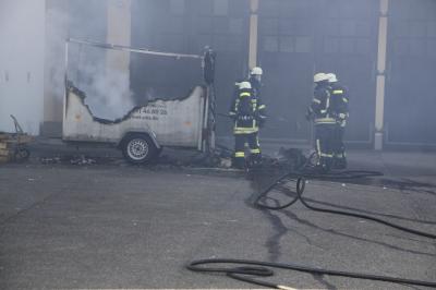Anhaenger hat Feuer gefangen in Pforzheim-Nordstadt